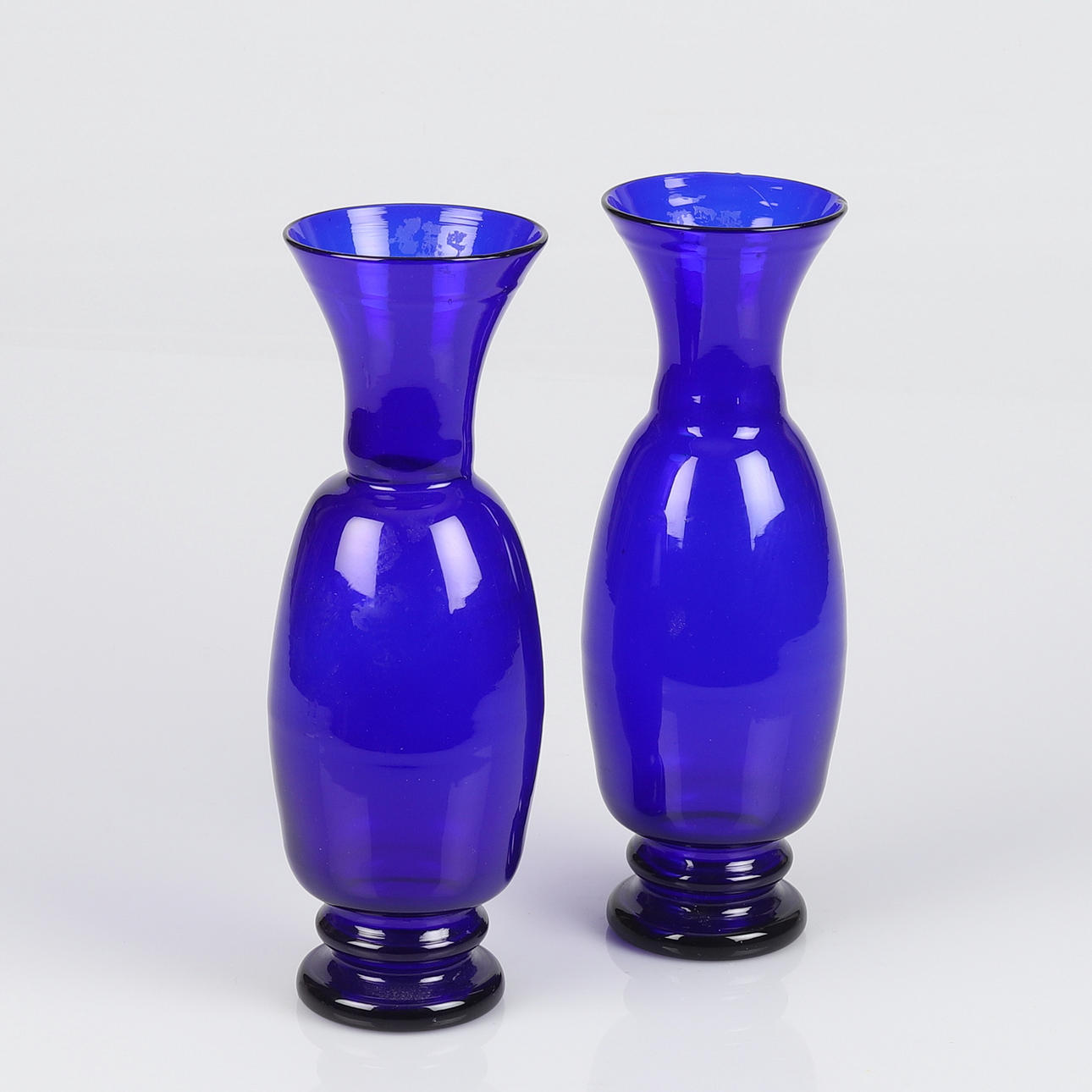 Un par de jarrones, cristal azul cobalto.