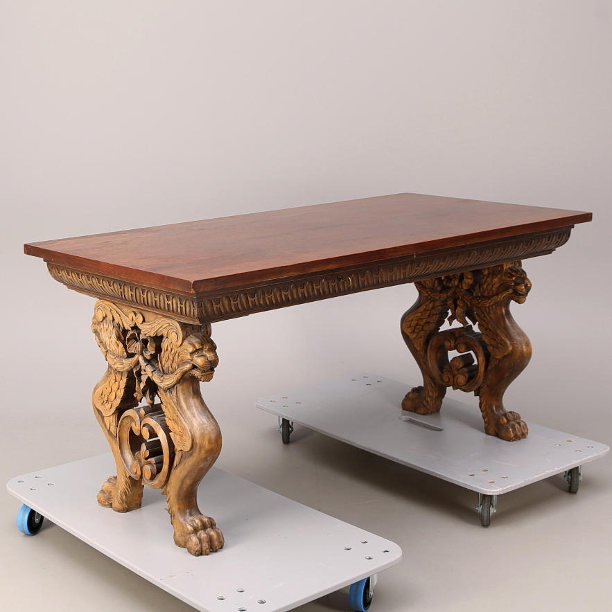 BIBLIOTEKSBORD, bockbordsmodell, rikt utskurna, ben med lejonmotiv, 1900-tal.