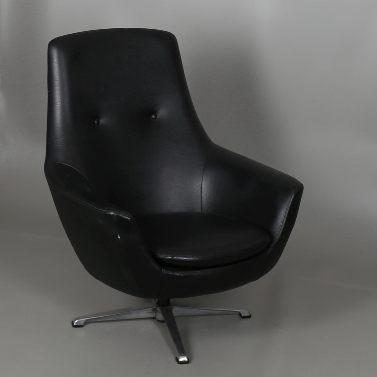 SNURRFÅTÖLJ med klädsel av svart galon, 1960/70-tal.