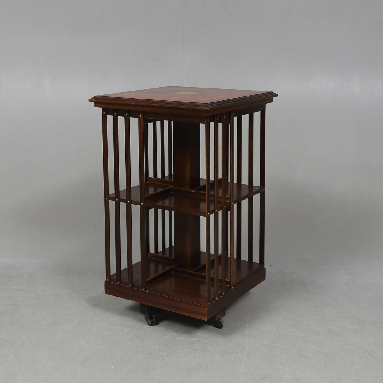 BOKSNURRA, engelsk stil.