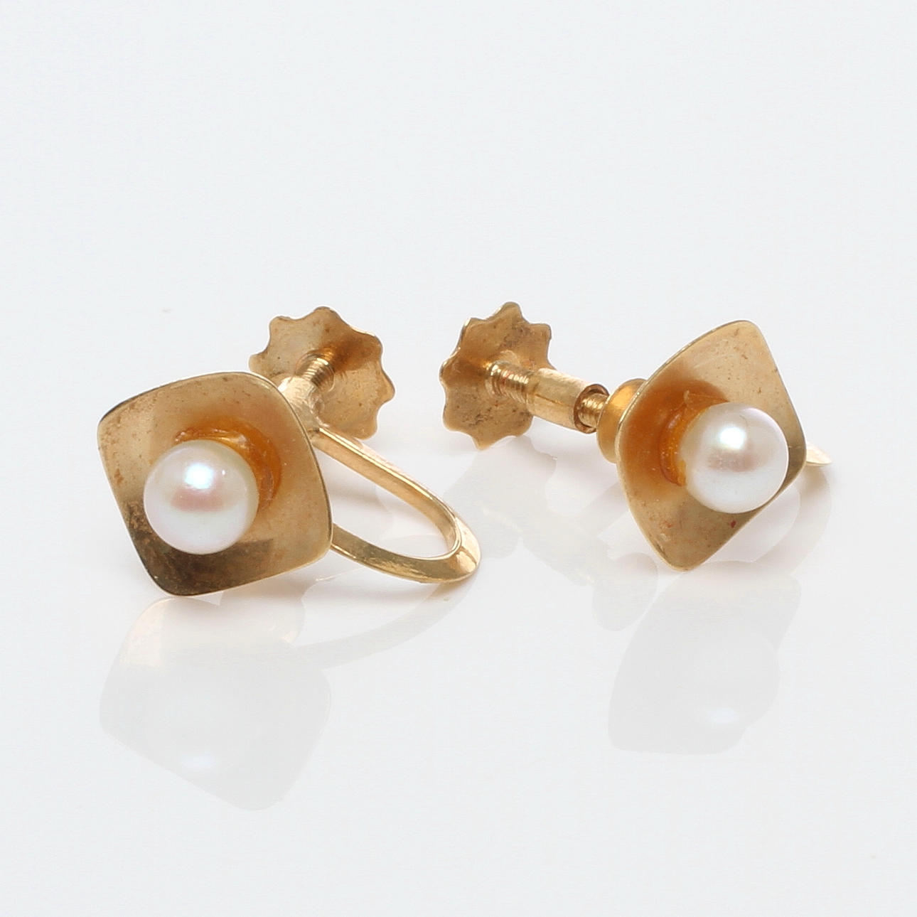 ÖRHÄNGEN 1 par, 18k guld med odlad pärla, OPI, 1900-tal.