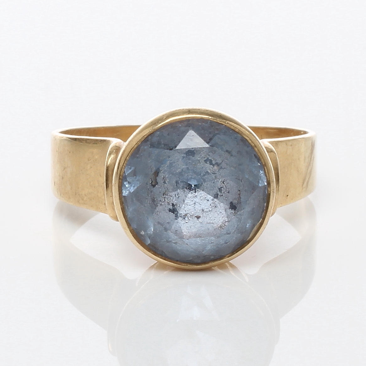 RING, 18k guld med blå sten, Nybergs Guld & Kristall AB, Göteborg, 1968.