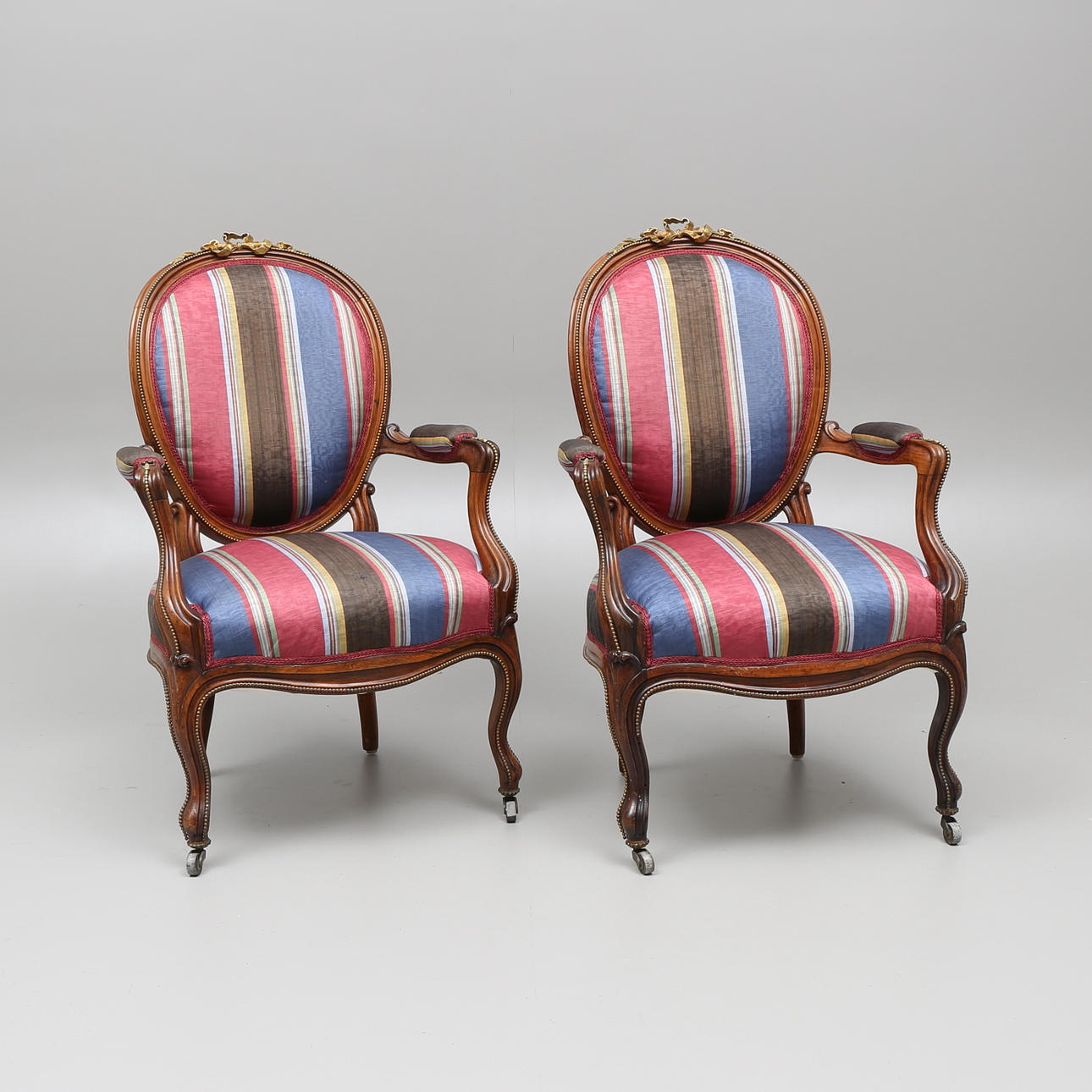 KARMSTOLAR, ett par, rokokostil, 1900-talets första hälft.