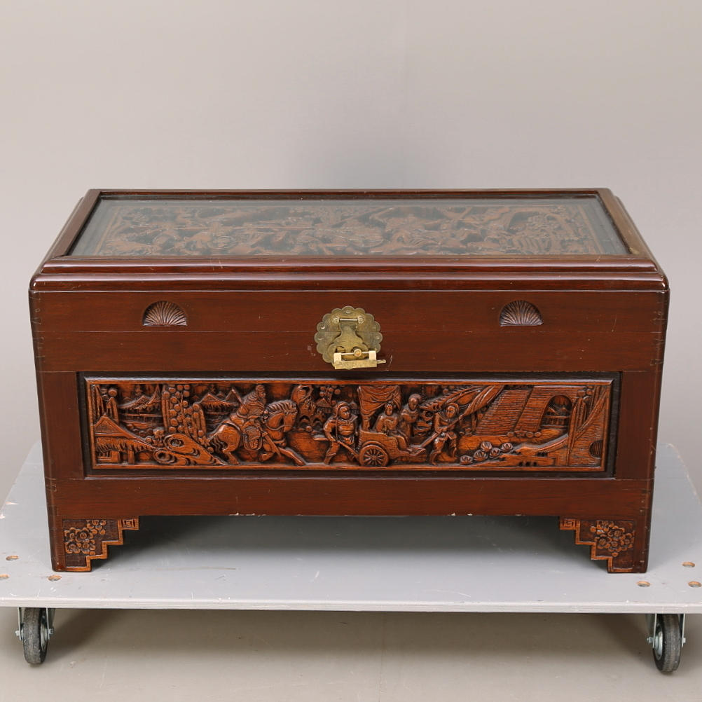 KAMFERKISTA, rikt skuren dekor, 1900-tal.