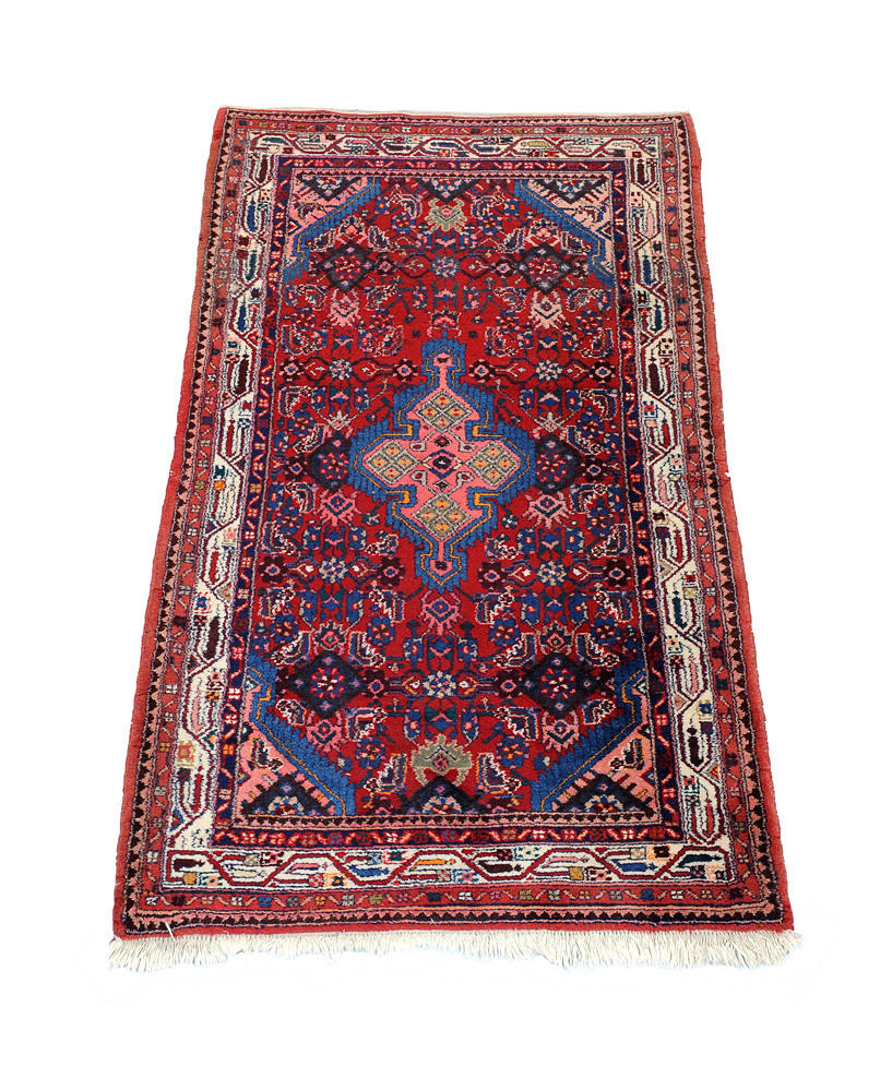 ORIENTTEPPICH. Röd lugg med kontrasterande blå korsmedaljong, bårder.