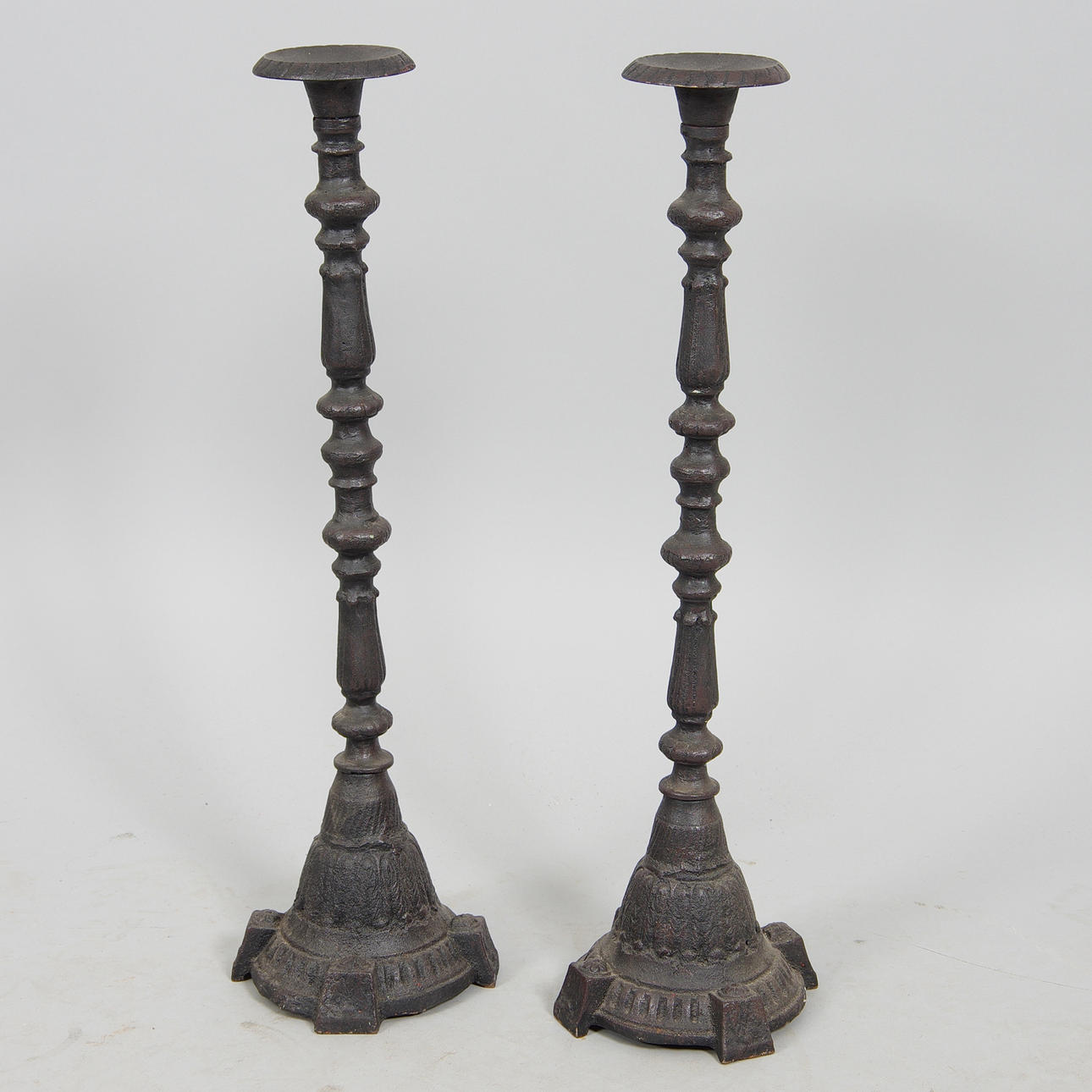 GOLVLJUSSTAKAR, 1 par, gjutjärn, samtida.