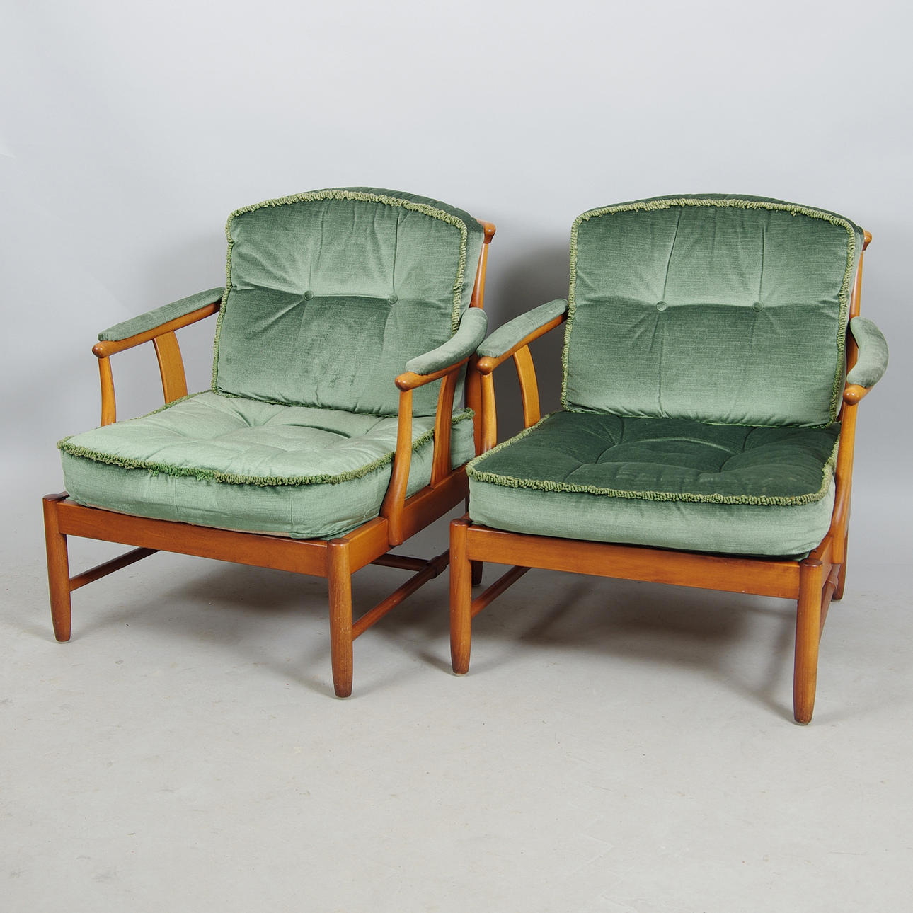 FÅTÖLJER, 1 par, 1900-talets senare hälft.