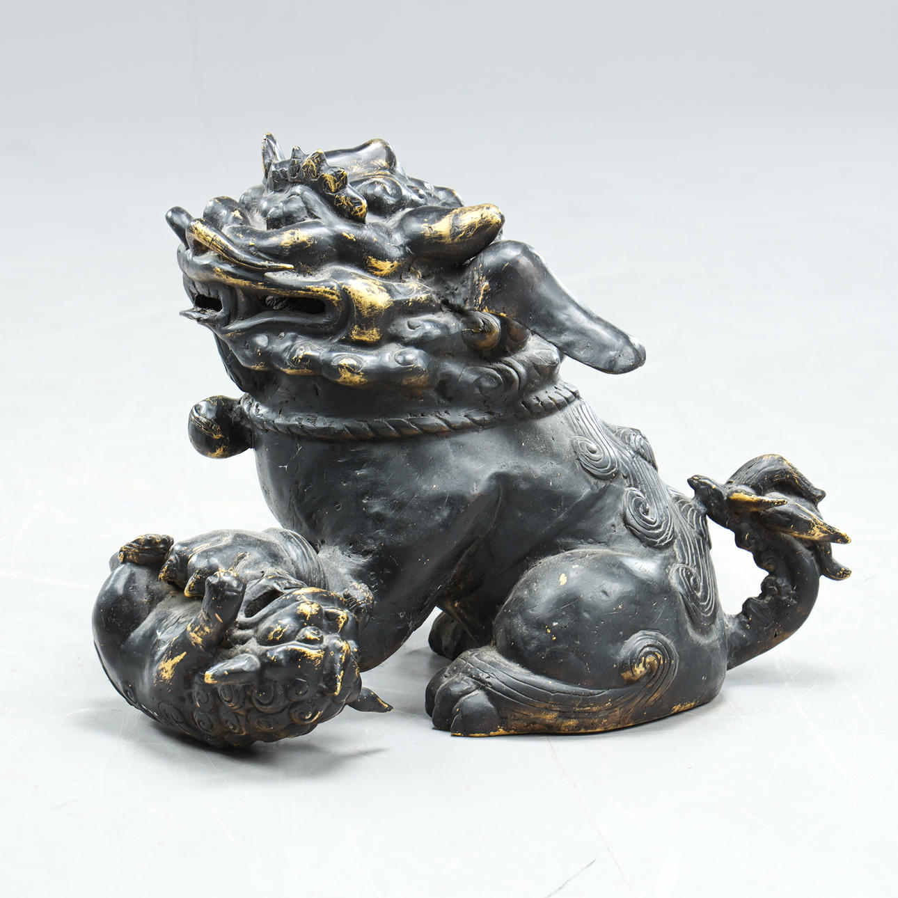 STOR KINESISK TEMPELHUND, omkring 1900, repoussé.