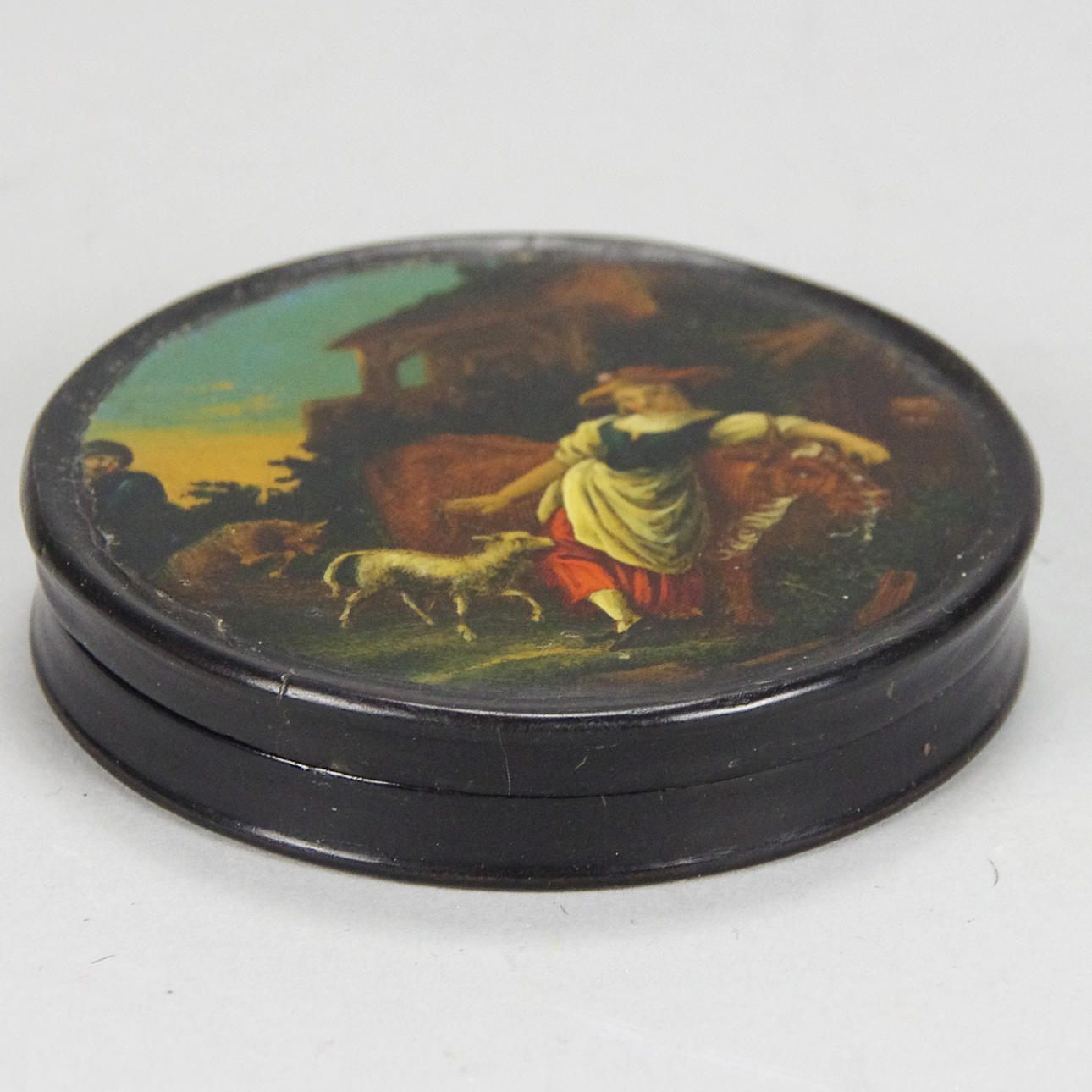 PUDERDOSA, svartlackerat trä med herdemotiv.