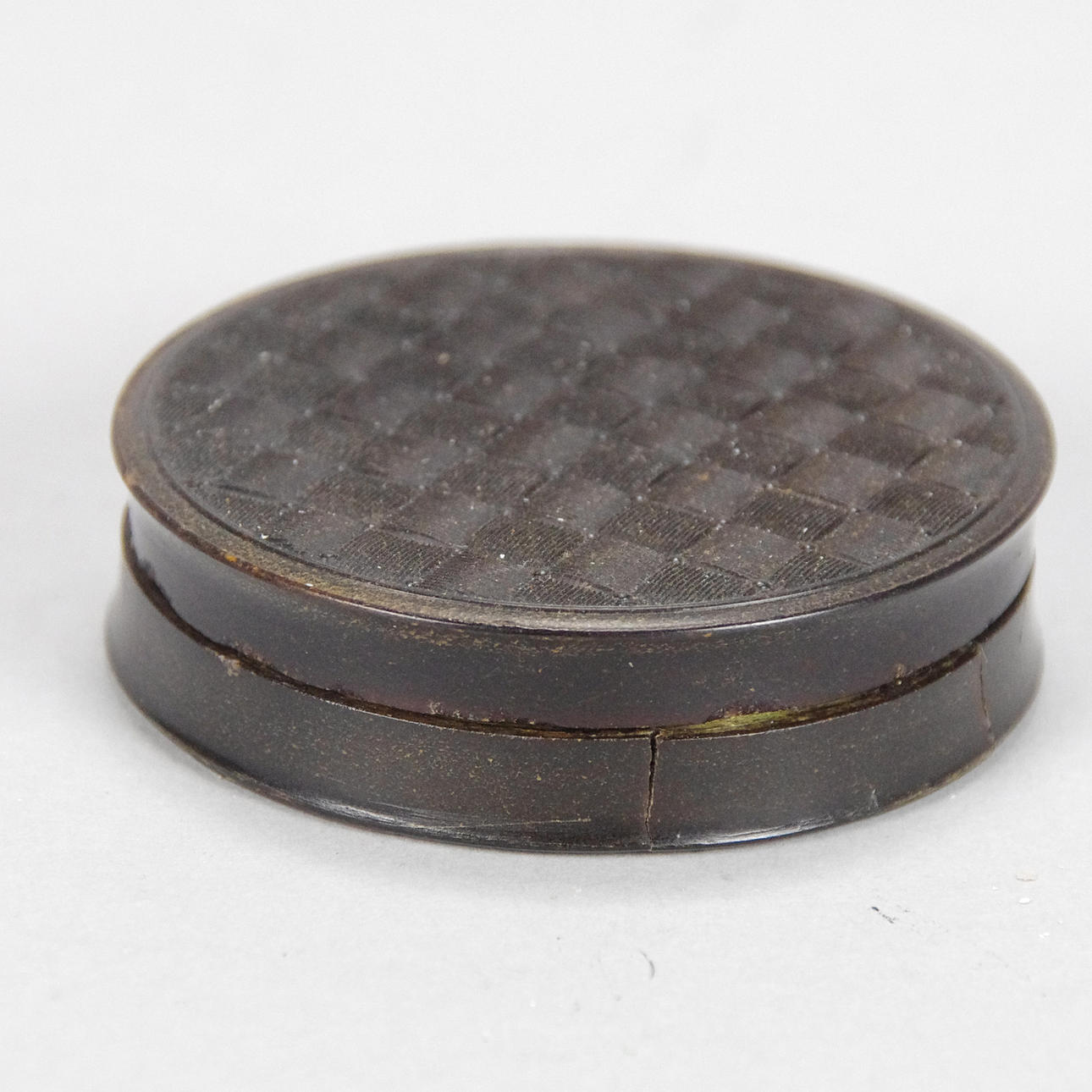 PUDERDOSA, svartlackerat trä med invändig förgylld silverring.