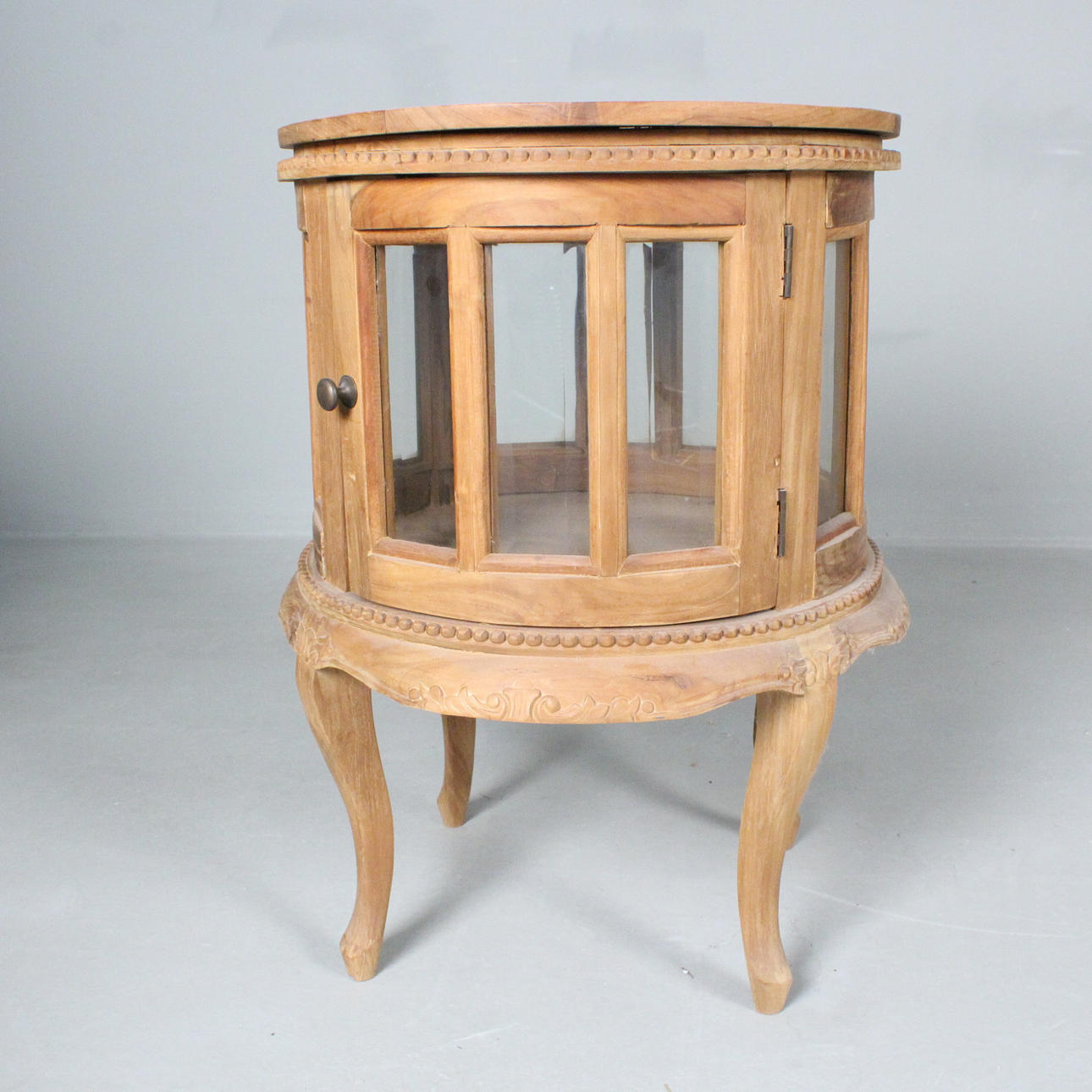 litet runt barskåp.