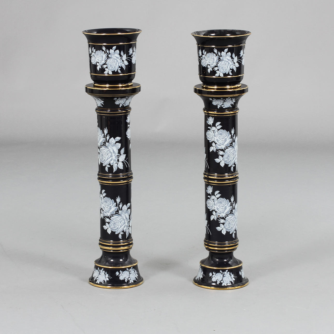 PIEDESTALER med KRUKA, porslin, IL Verocchio, Florence Italy.