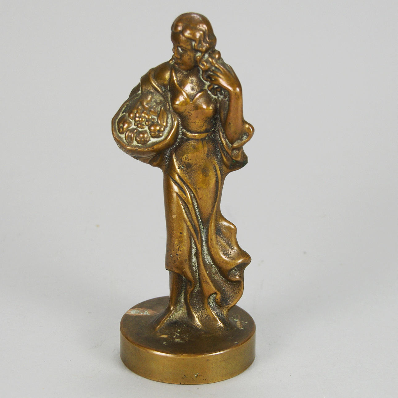 SKULTUR, kvinna med korg, brons.