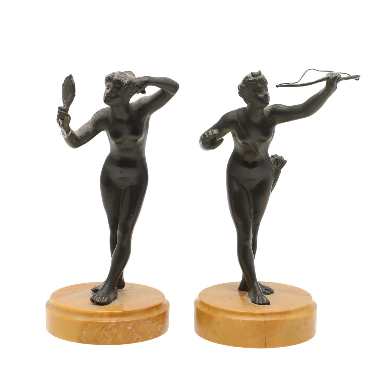 PAR SMÅ BRONSFIGURER PÅ MARMORBASER.