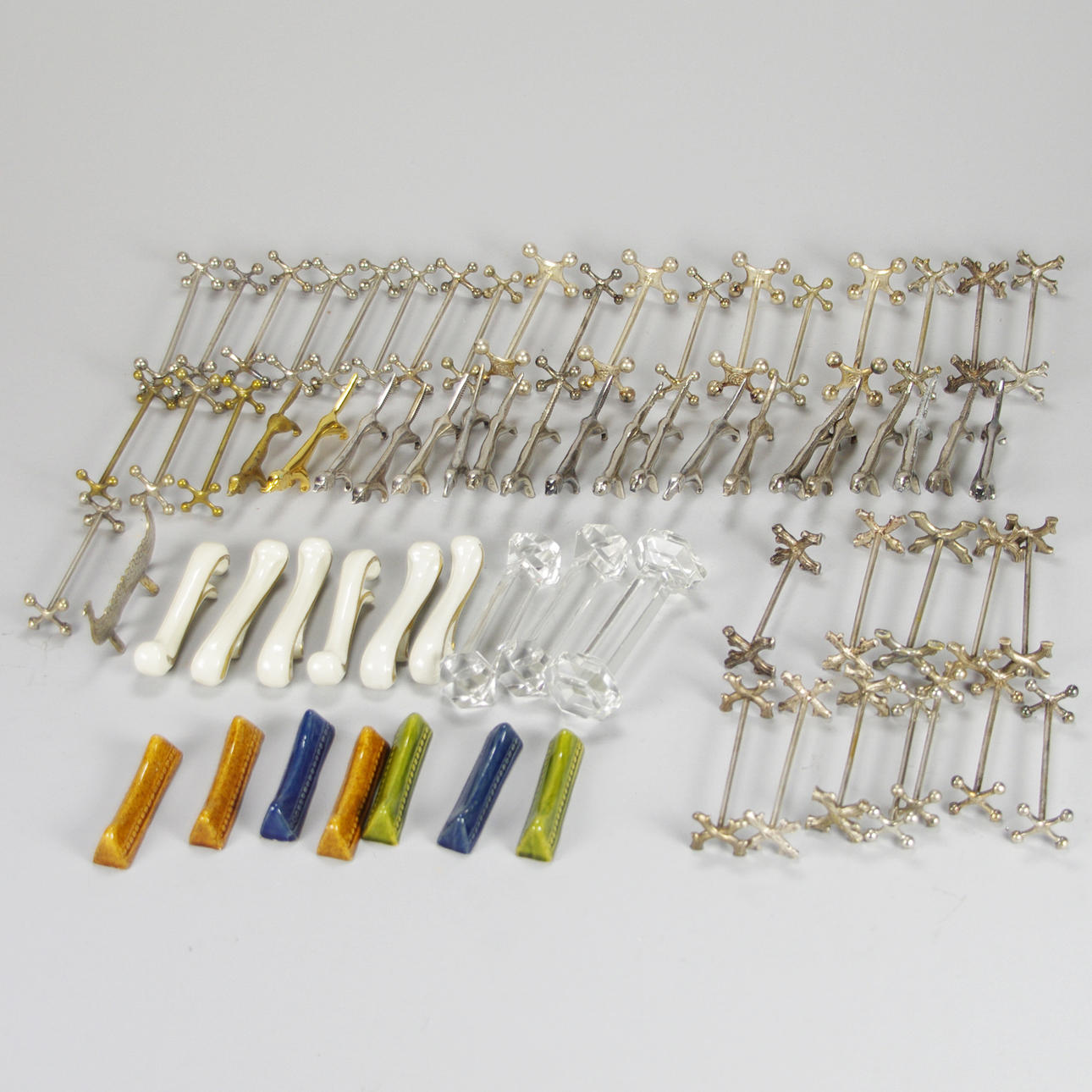 SMÖRHUNDAR, nysilver/porslin/glas.