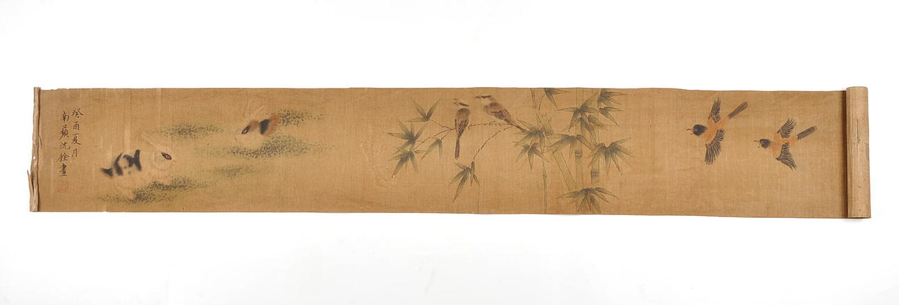 CHINESISCHES ROLLBILD. Landskap med fåglar, linne och papper, i cylinder.
