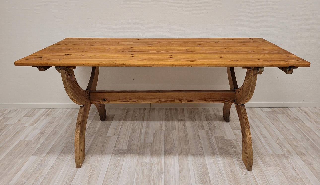 Mesa de doblado. Picea. Los valles. Siglo XIX.