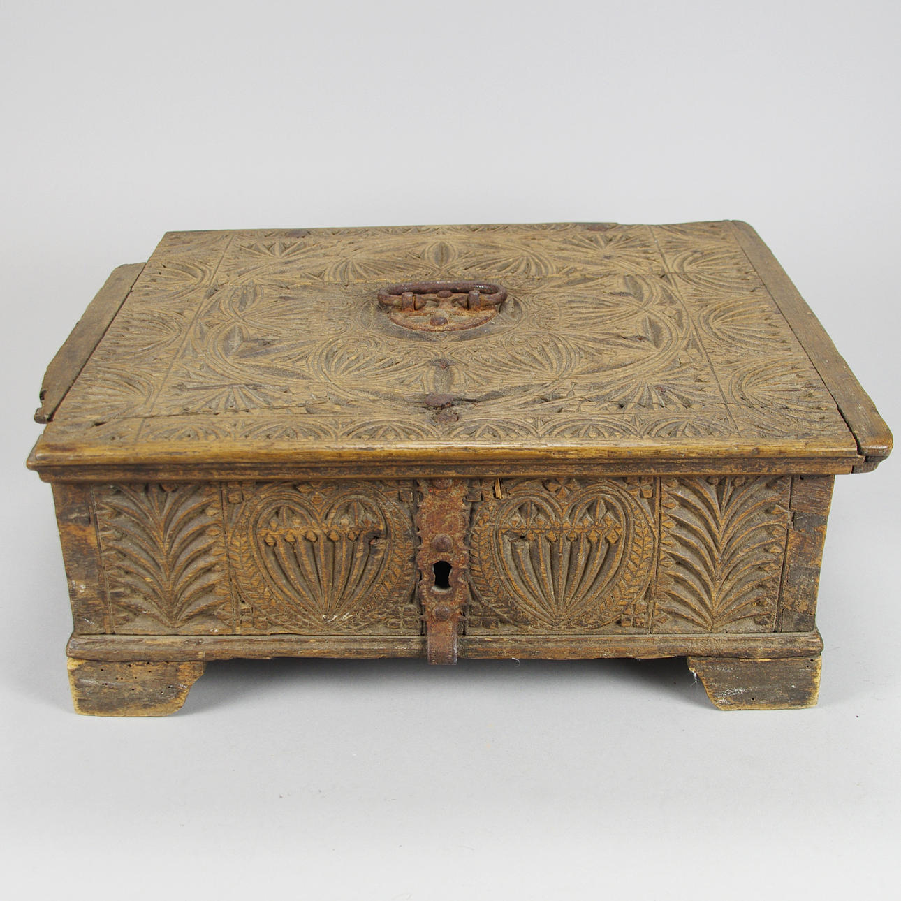 VÄSTGÖTASKRIN, ca 1650, karvsnitt samt smidda beslag.