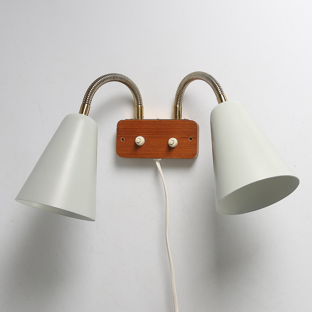 VÄGGLAMPA, plåt, teak och mässing, Elarmatur, Kosta, 1950/60-tal.