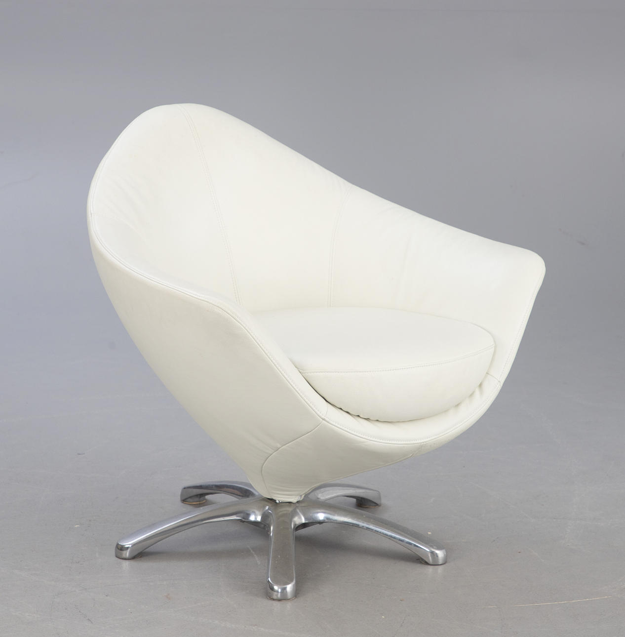 sillón de cuero blanco.