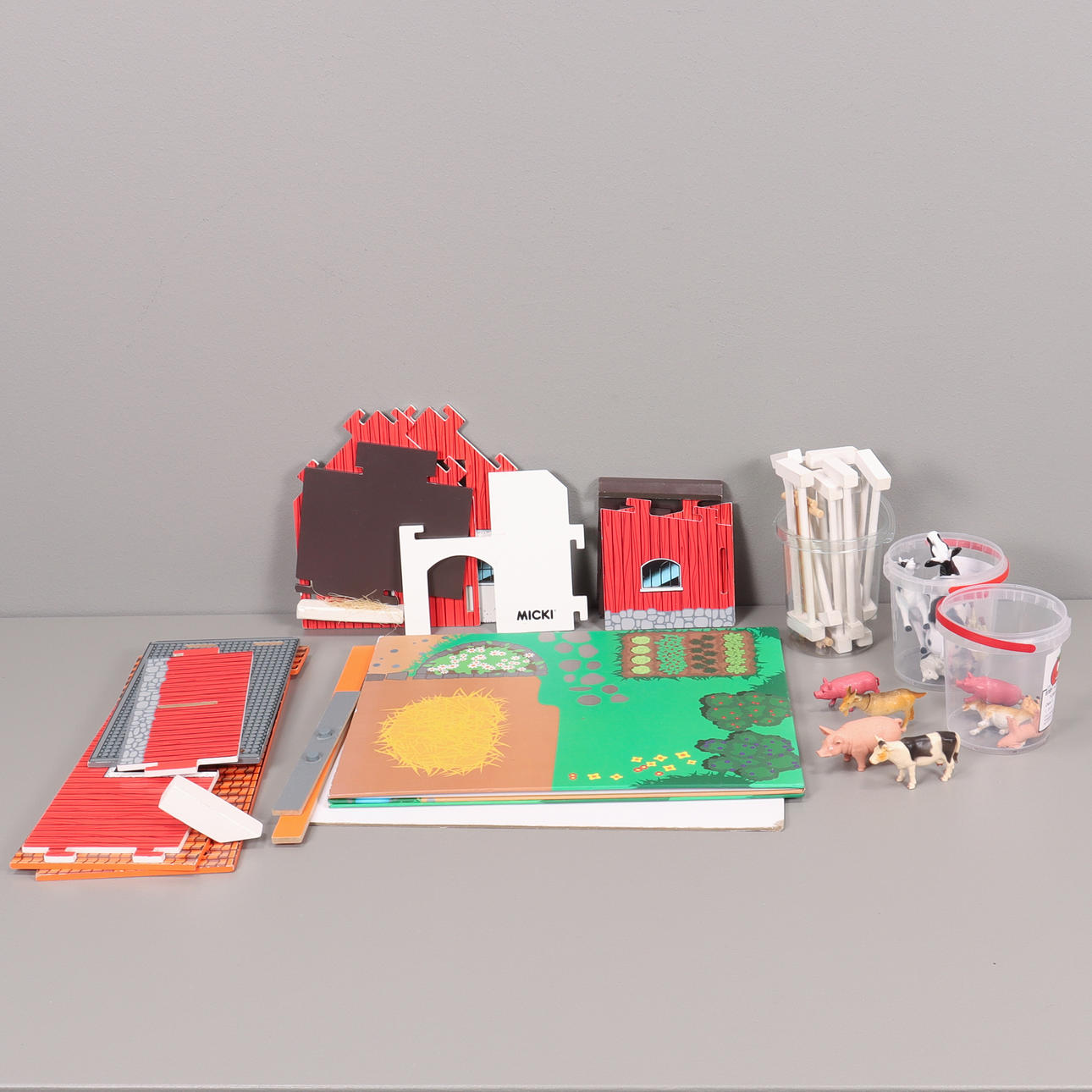 LEKSAK bondgård med djur.