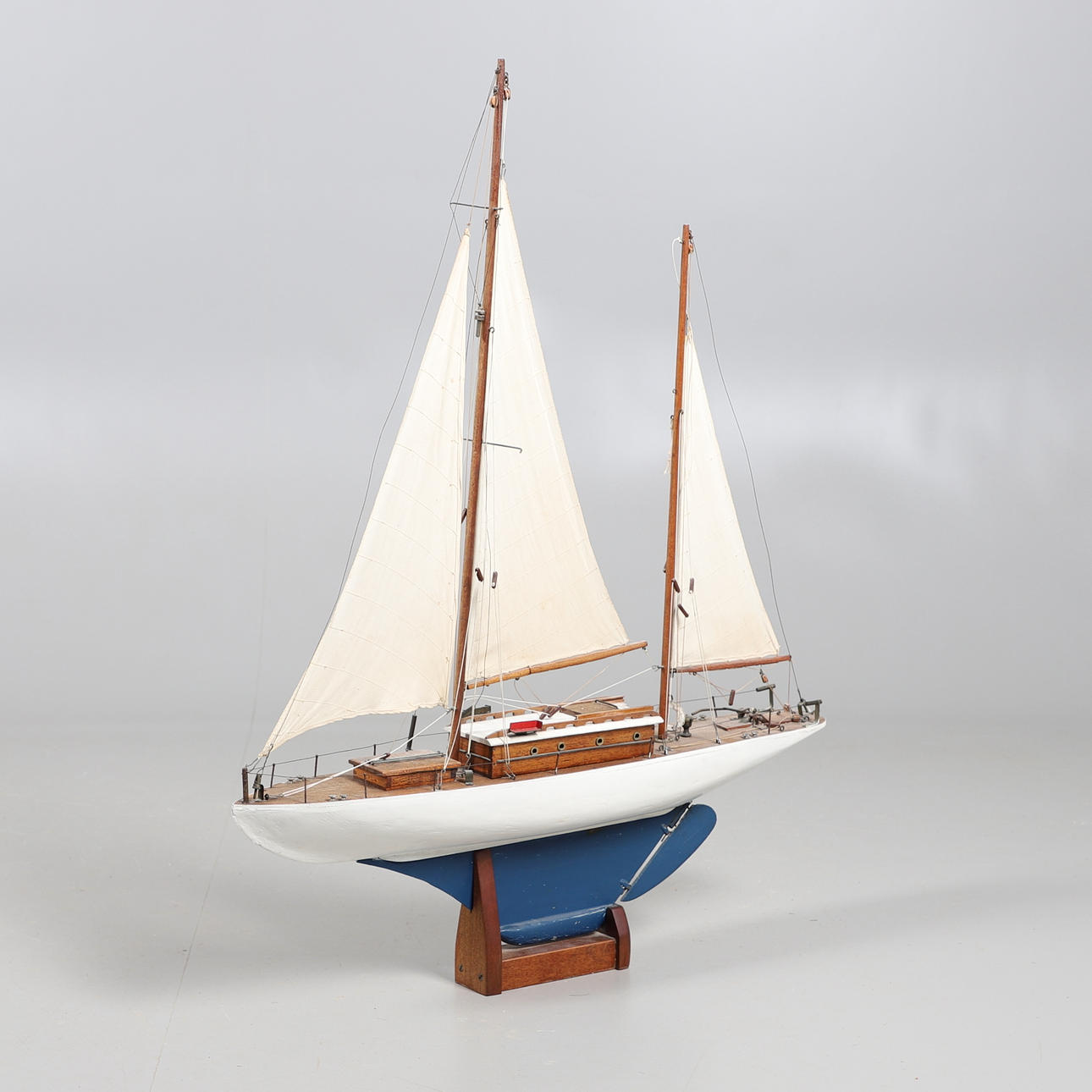 UNA MAQUETA DE YATE.