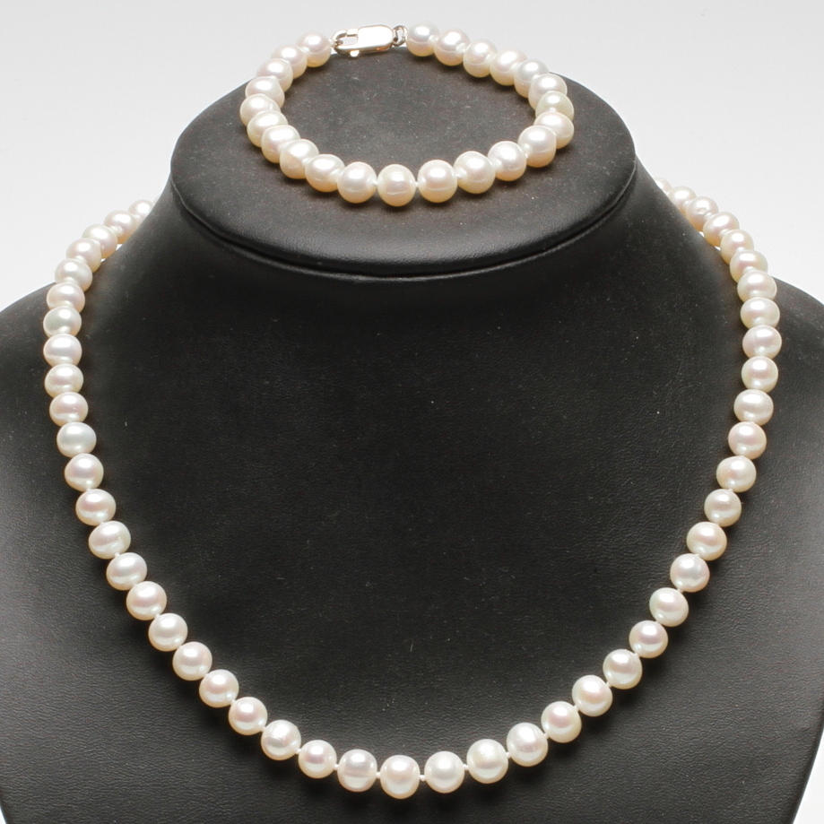 ARMBAND samt COLLIER, sötvattens odlade pärlor.