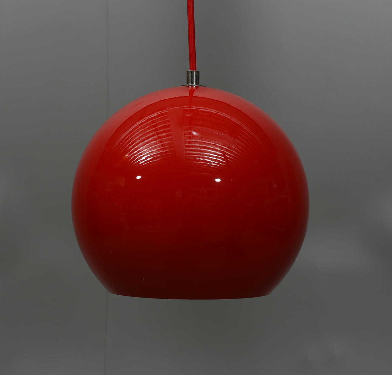 VERNER PANTON. Taklampa, rödlackerad aluminium, "Topan", 1900-talets andra hälft.