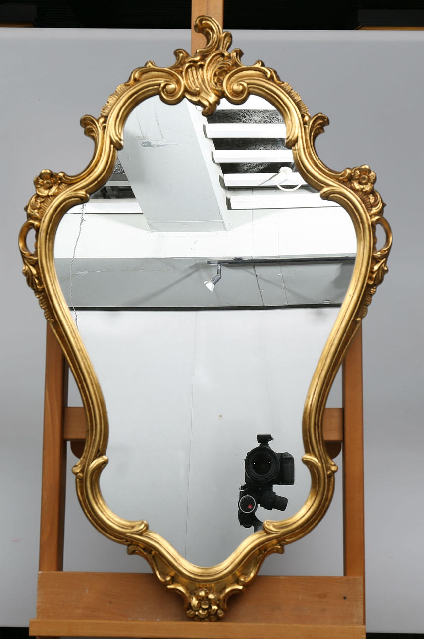 VÄGGSPEGEL, ram i plast, förgylld, 1900-talets andra hälft.