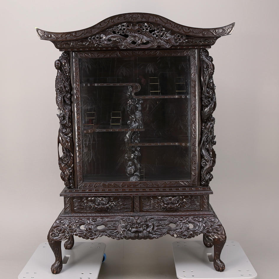 VITRINSKÅP, rikt skuren dekor, orientaliskt, 1900-talets andra hälft.