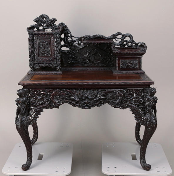 SKRIVBORD MED UPPSATS, rikt skuren dekor, orientaliskt, 1900-tal.