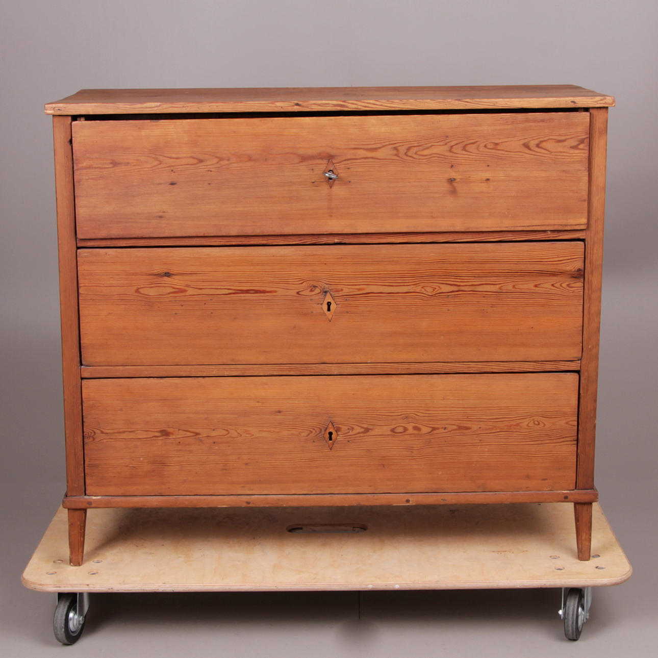 BYRÅ, furu, Gustaviansk stil, 1900-talets första hälft.