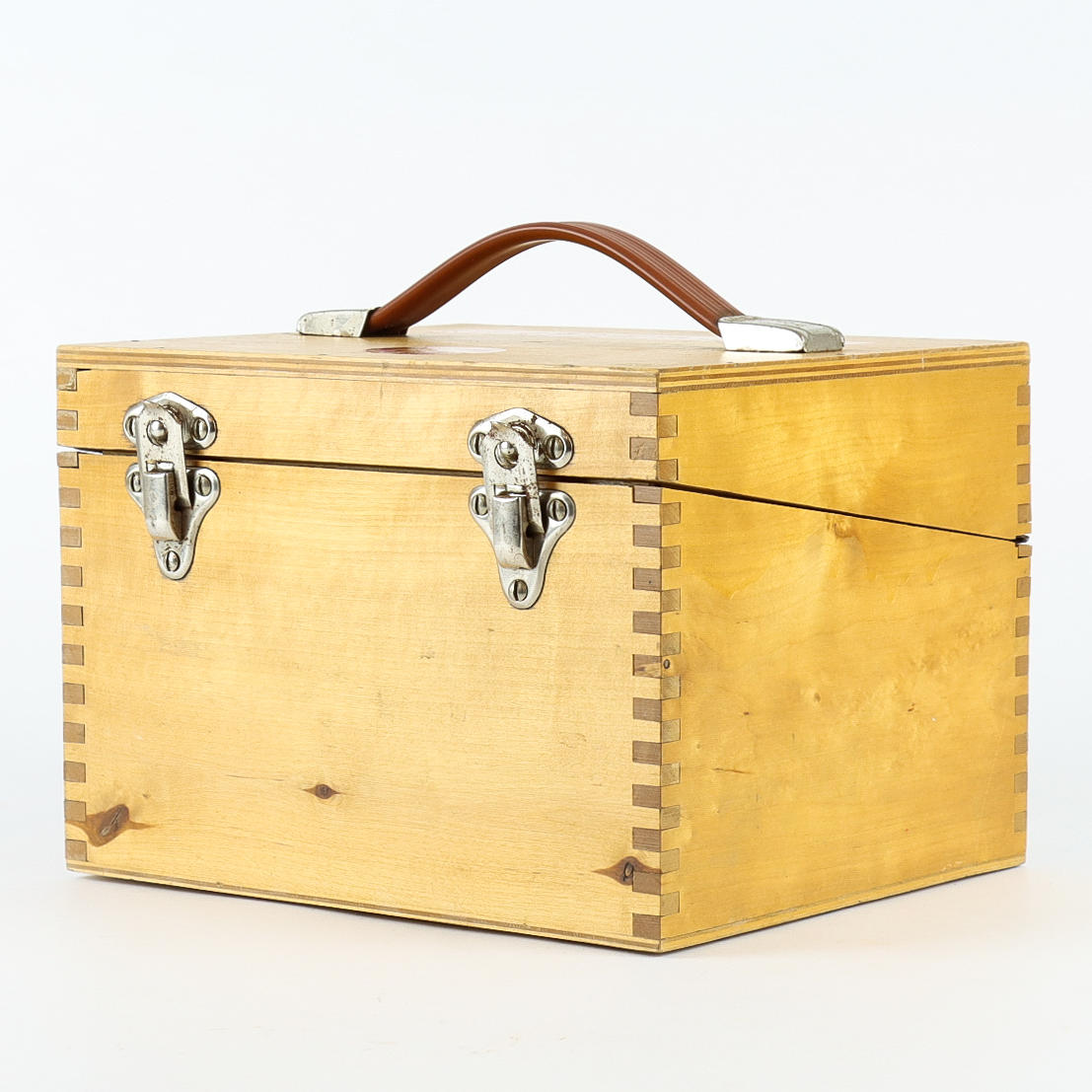 FÖRBANDSLÅDA med innehåll.