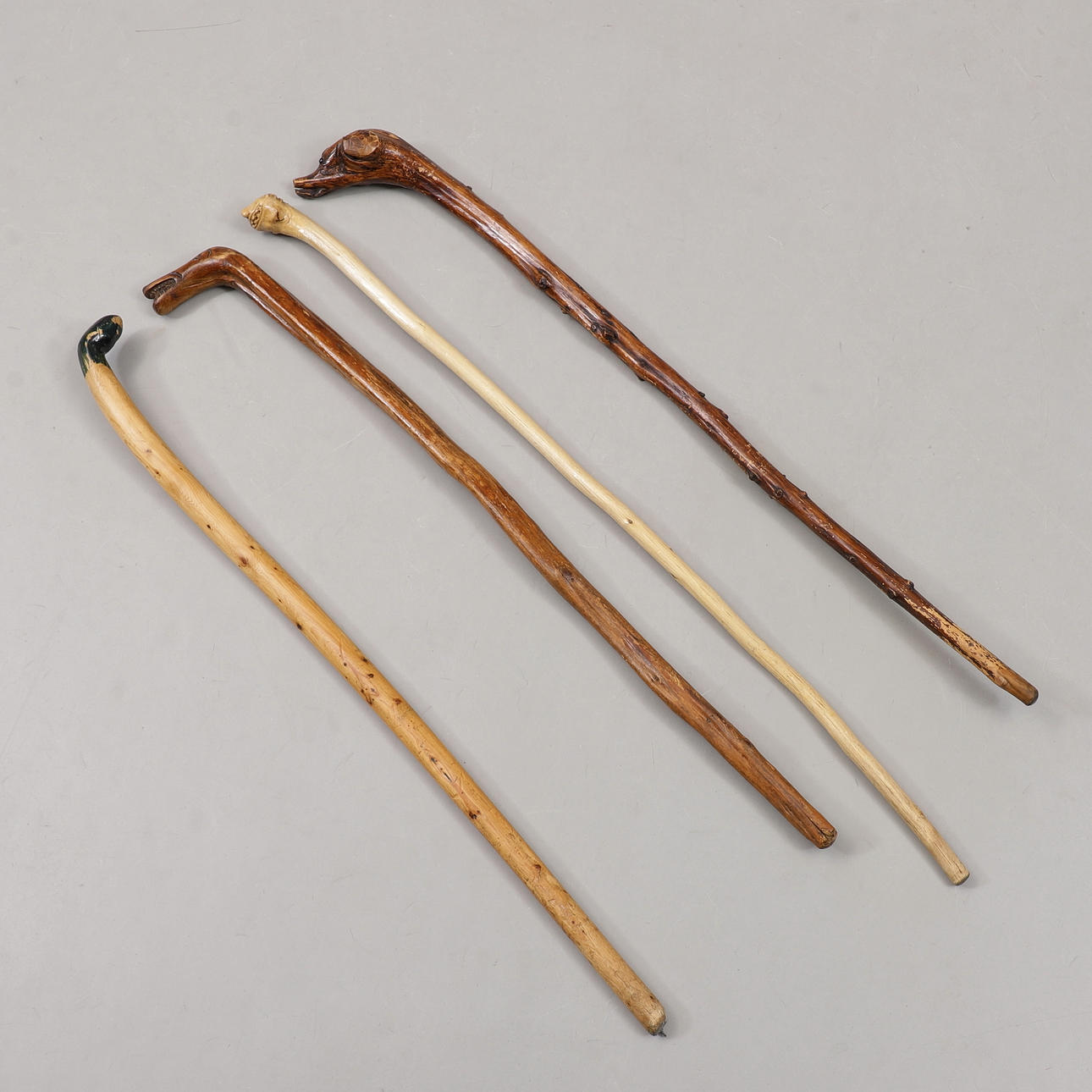 EIN SATZ VON 4 GEHSTÖCKEN AUS HOLZ.