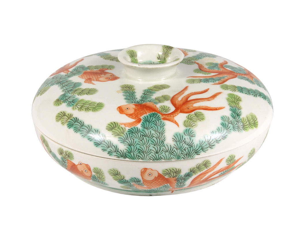 POLYCHROME DECKELSCHALE, CHINA. Veiltail fisk & vattenväxter målning.