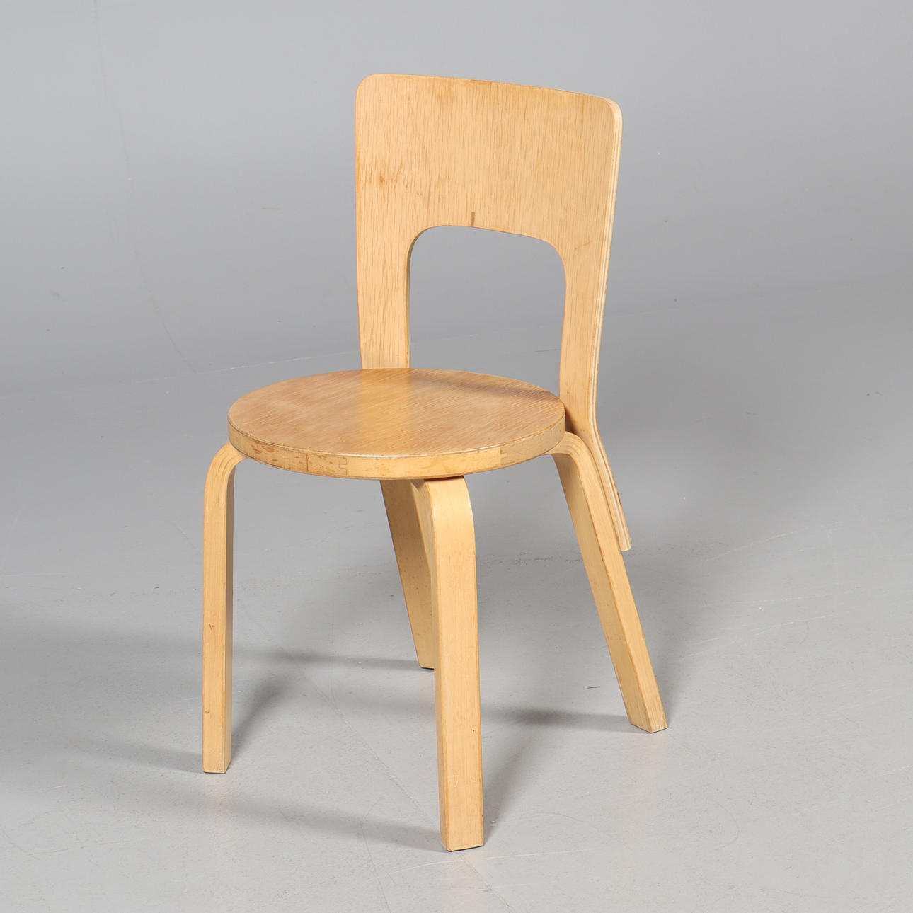ALVAR AALTO. Una silla de madera, modelo 66.