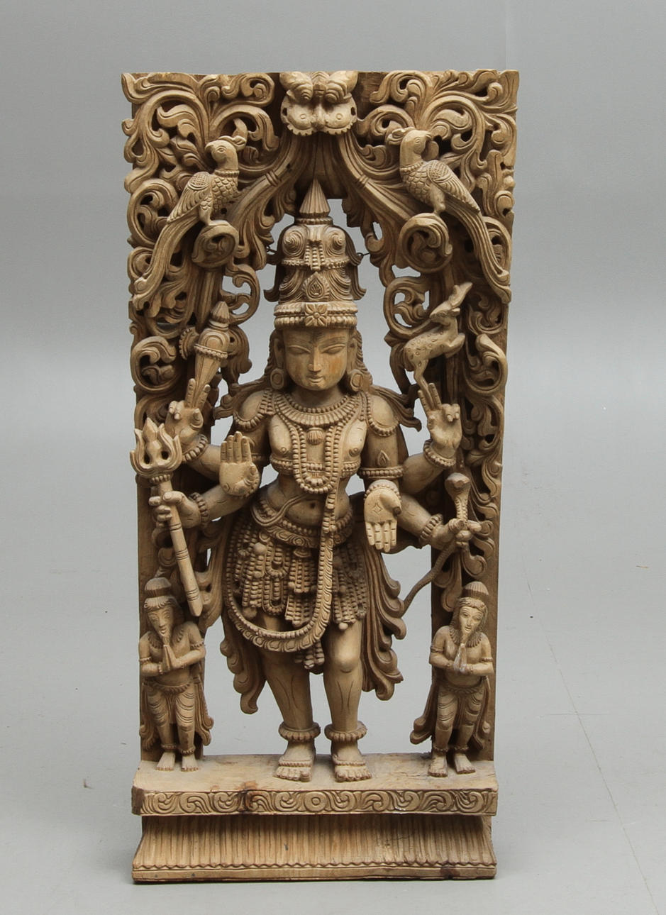 TRÄRELIEF med gudinna och heliga symboler.