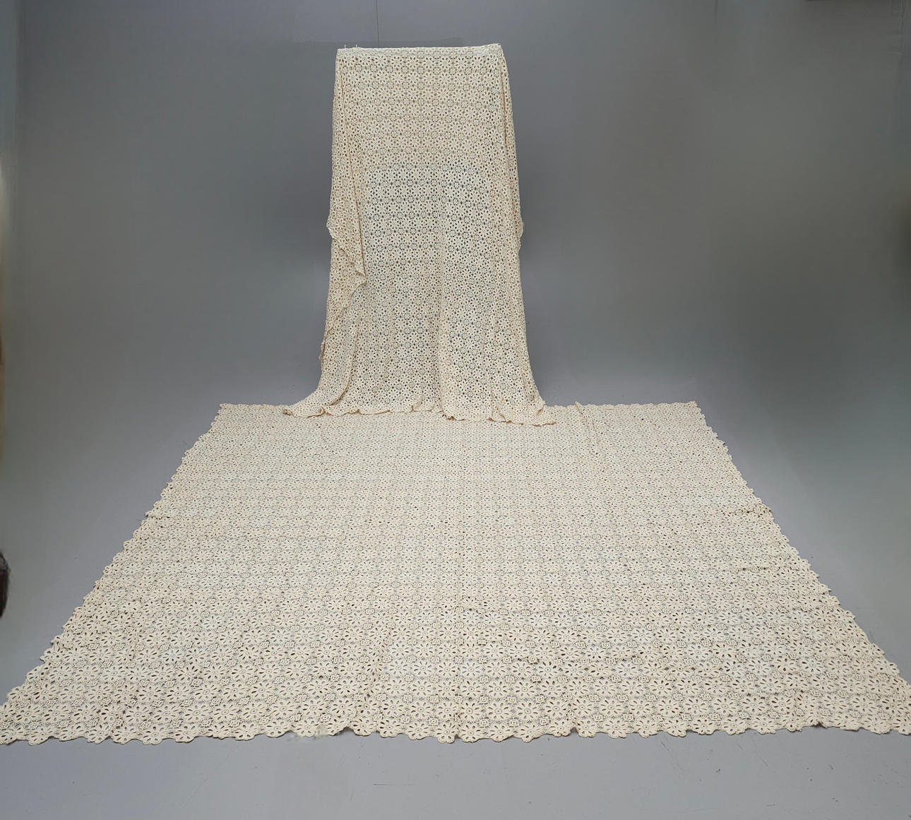 PAR GAMLE HÆKLEDE SENGETÆPPER.