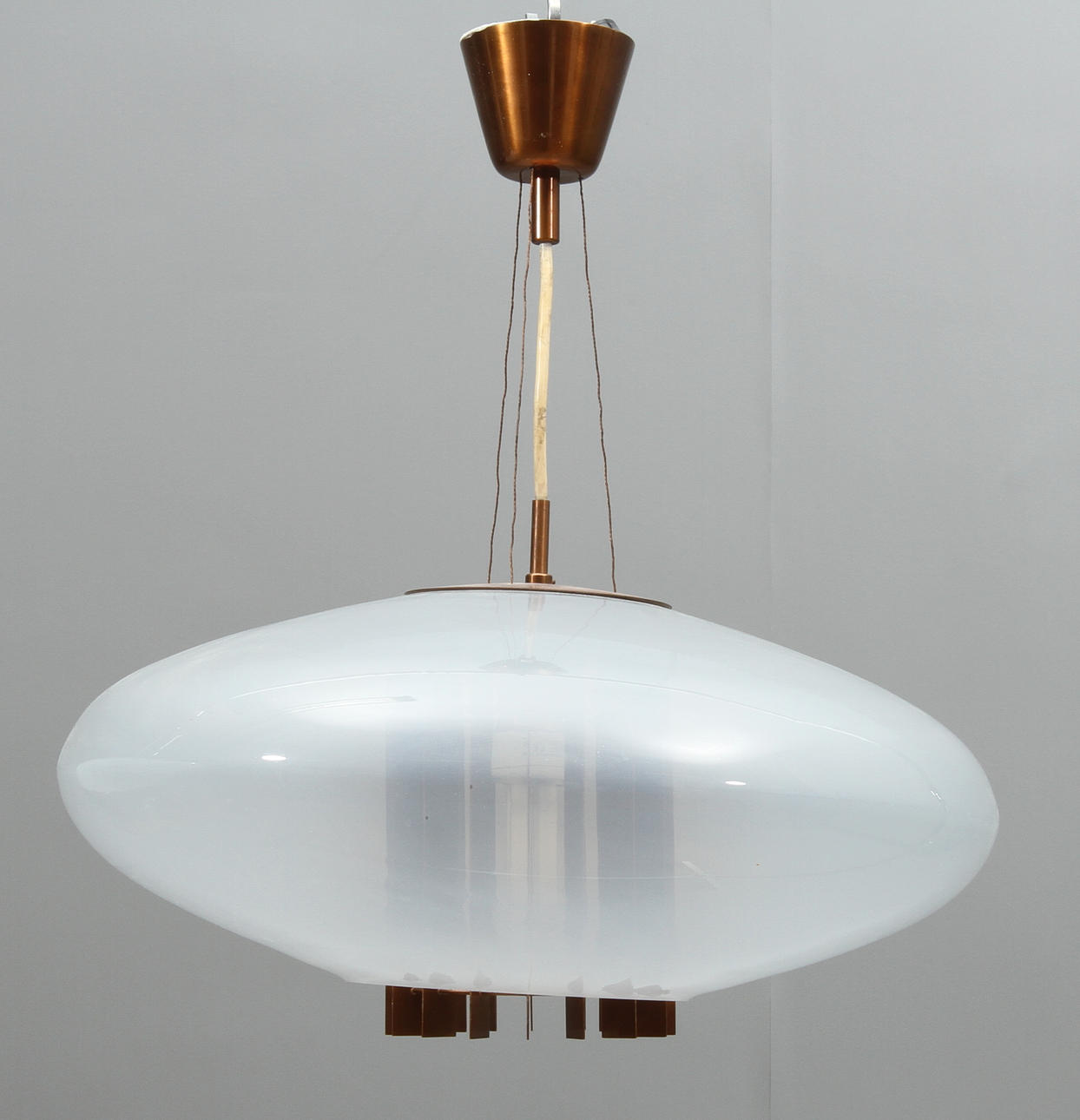 TAKLAMPA i koppar och glas, 1950/60-tal.