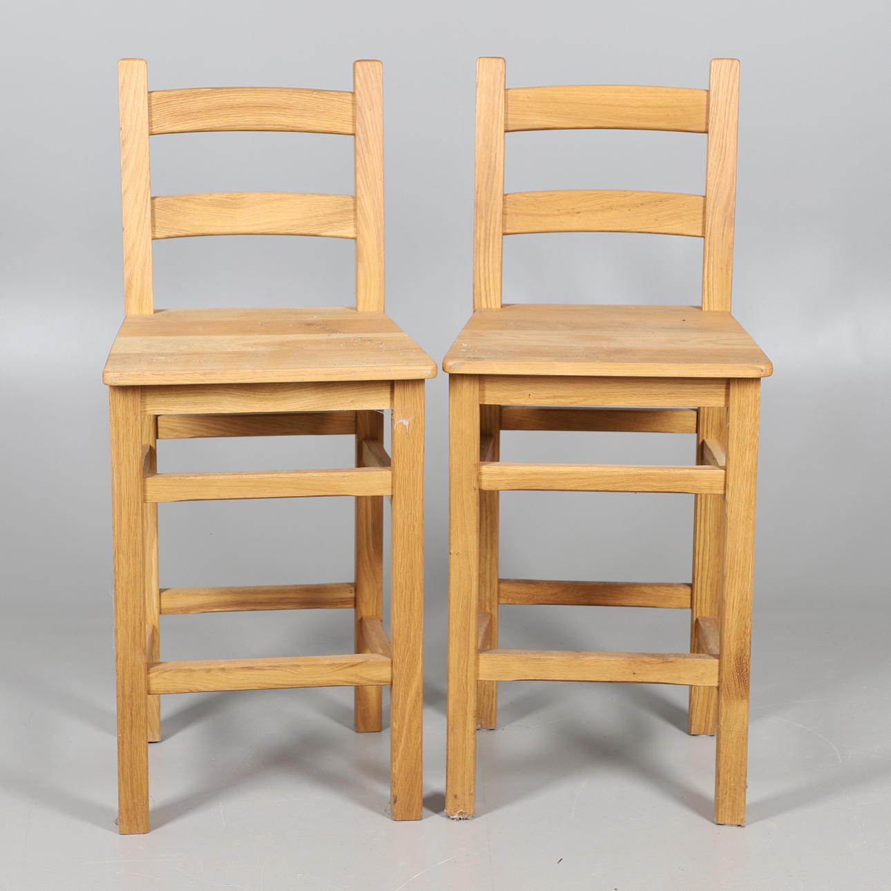 ETT PAR LÄTTA EK HÖGA STOLAR.