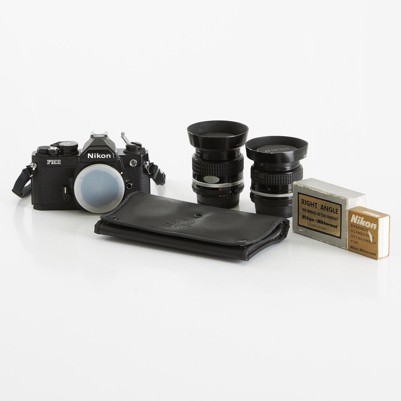 NIKON FM2, inklusive två objektiv och tillbehör.