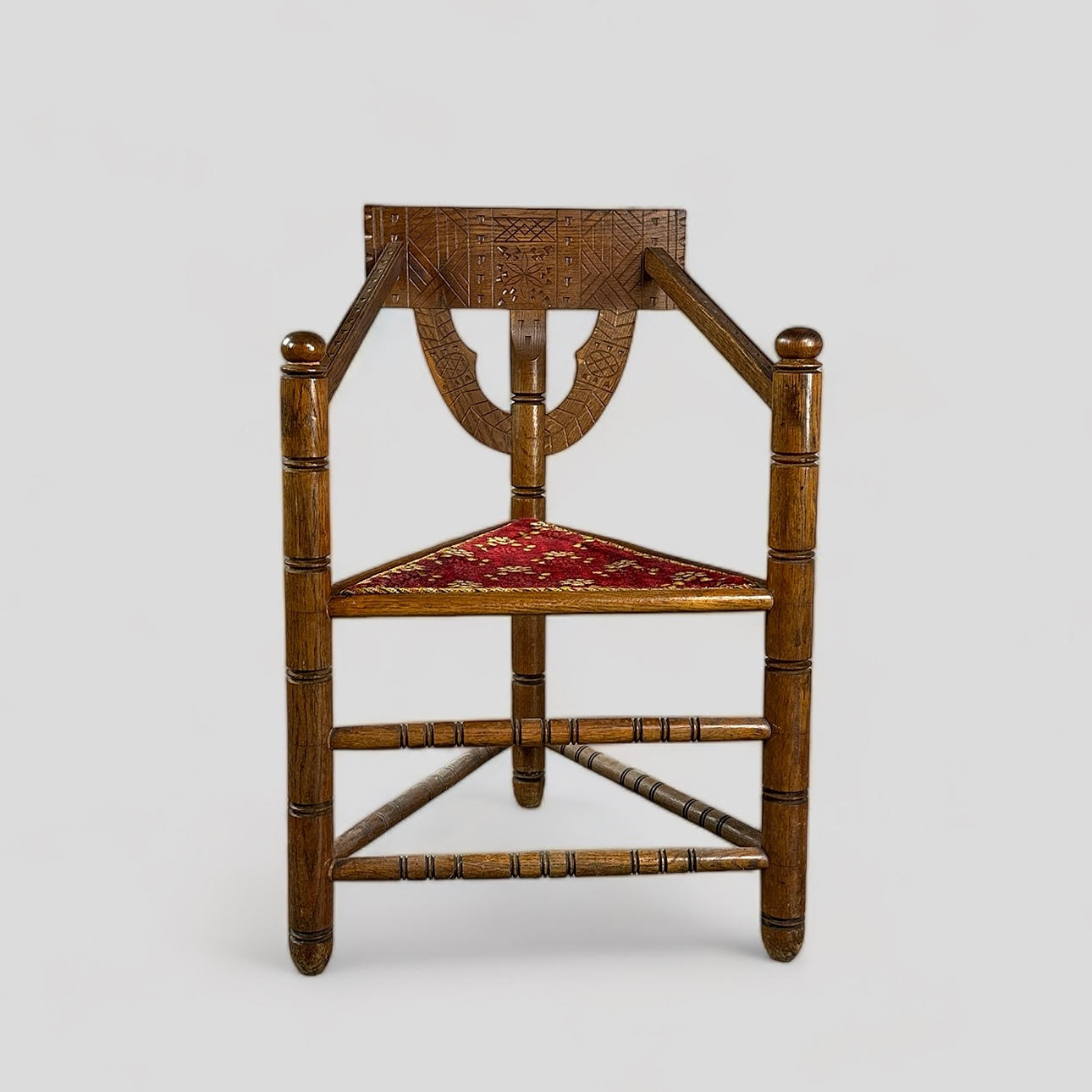 STOL, udskåret egetræ, løs pude, 18./20. århundrede.