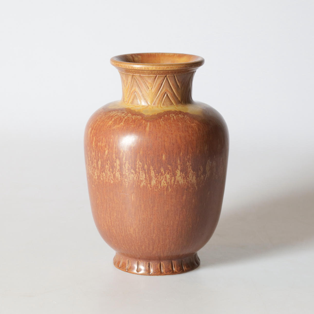 GUNNAR NYLUND. Vas, harpälsglasyr, Rörstrand.