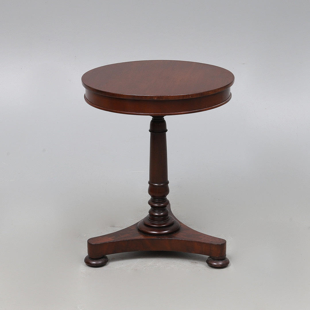 A WILLIAM IV MAHOGANY PEDESTAL TABLE.