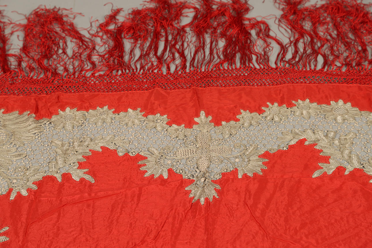 ANTIK RÖD SIDEN & BRODERAD SJAL. Mattor & Textil - Textil - Auctionet