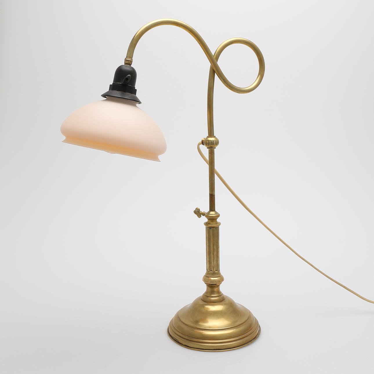 SKRIVBORDSLAMPA, mässing, 1920/1930-tal.