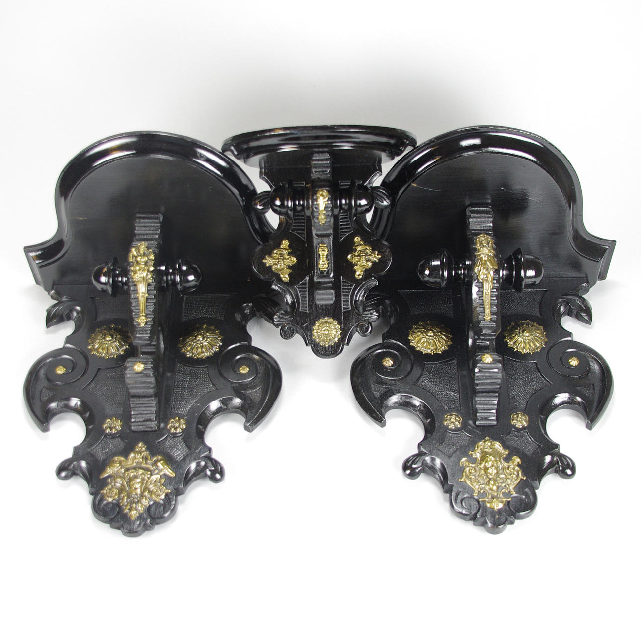 VÄGGKONSOLER, 3 stycken, svartmålad med bronseringar, nyrenässans.