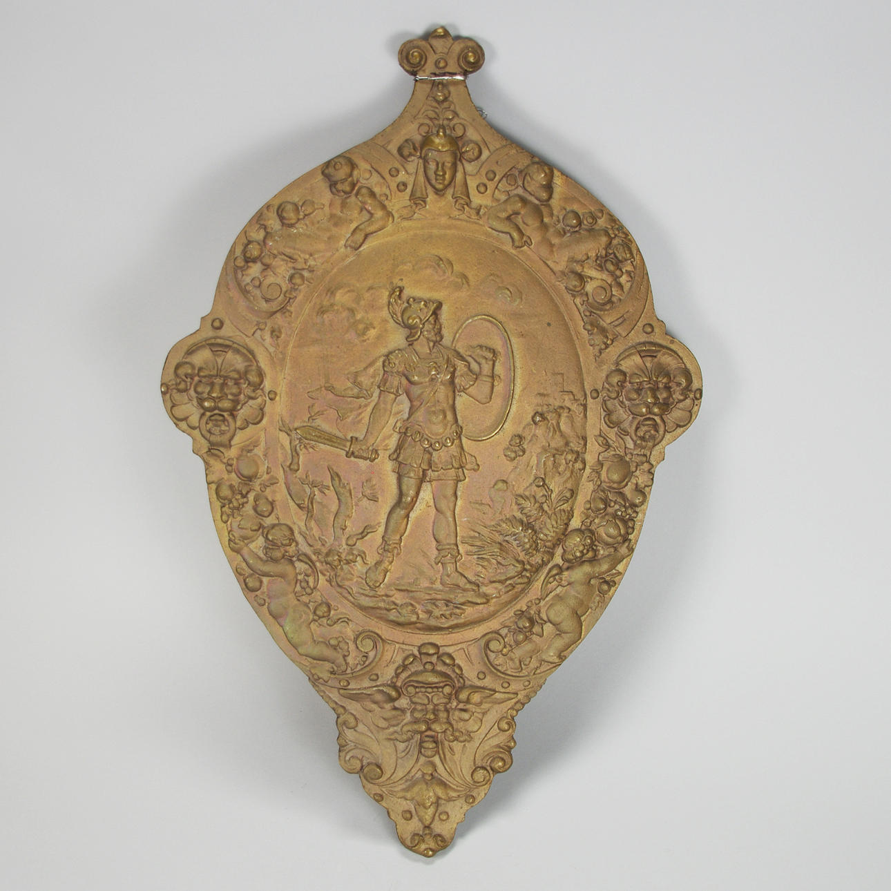 VAPENSKÖLD, bronserad gjutjärn, 1900-talets första hälft.