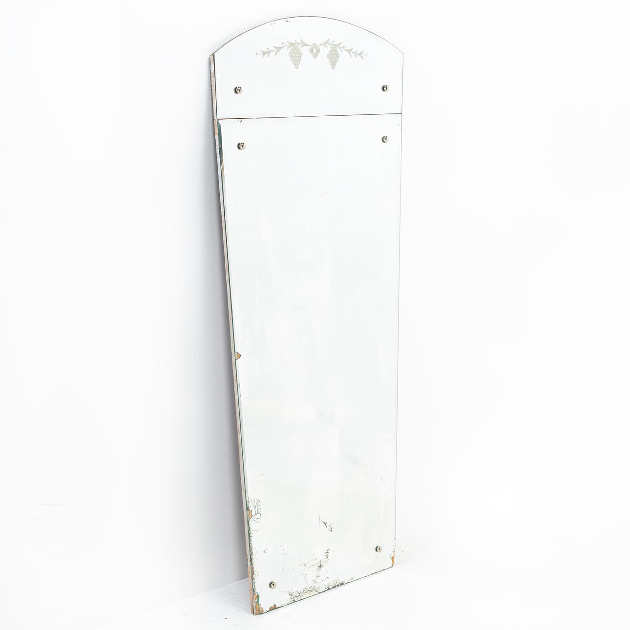 Ein Spiegel, geschmückt mit Weintrauben, Art Deco, 1930 - Rede.