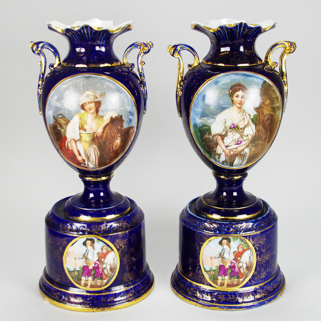 URNOR PÅ SOCKEL, 1 par, porslin.